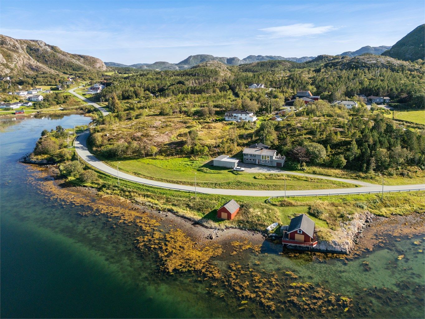 Enebolig på stor tomt med havutsikt og egen strandlinje.