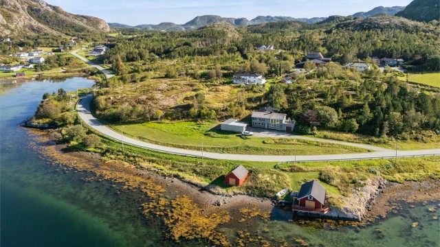 Enebolig på stor tomt med havutsikt og egen strandlinje.
