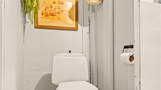 Separat toalettrom i tilknytning til kjellerrommet.