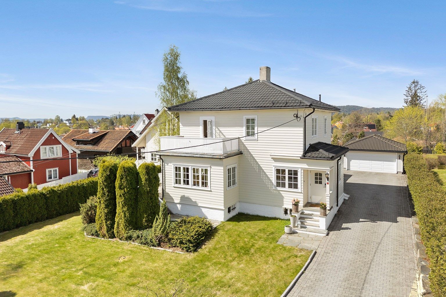 Meget attraktiv, herskapelig og frittliggende enebolig over 3 plan på 297 kvm. (BRA-I). Dobbeltgarasje, fin hage og supert fjordutsikt.