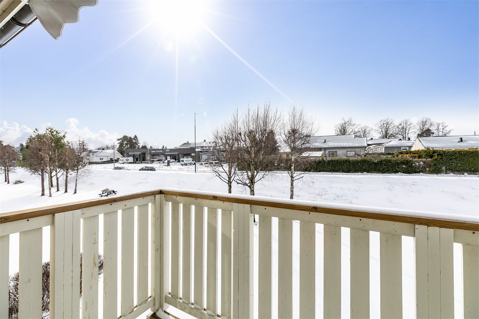 I årets varmere måneder er balkongen solfylt fra tidlig ettermiddag til sen kveld. Markise er montert i senere år, både for solskjerming og for å gjøre balkongen mer lun. Fotograf; Børge Oppegård.