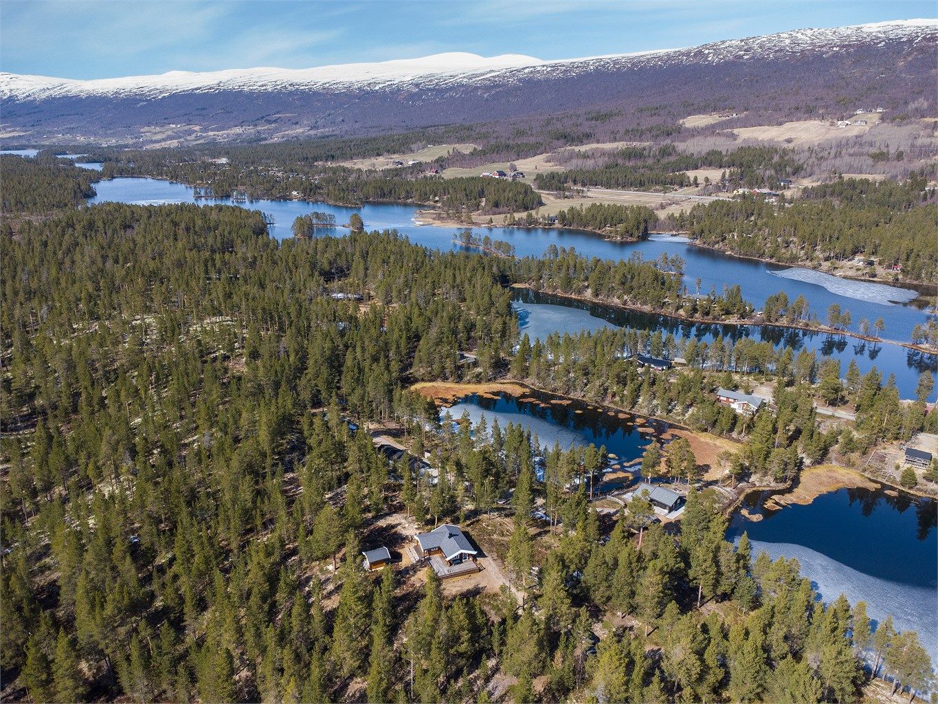 Lesjaskogsvannet byr på flotte muligheter for bading og vannsport som kajakk og kano om sommeren