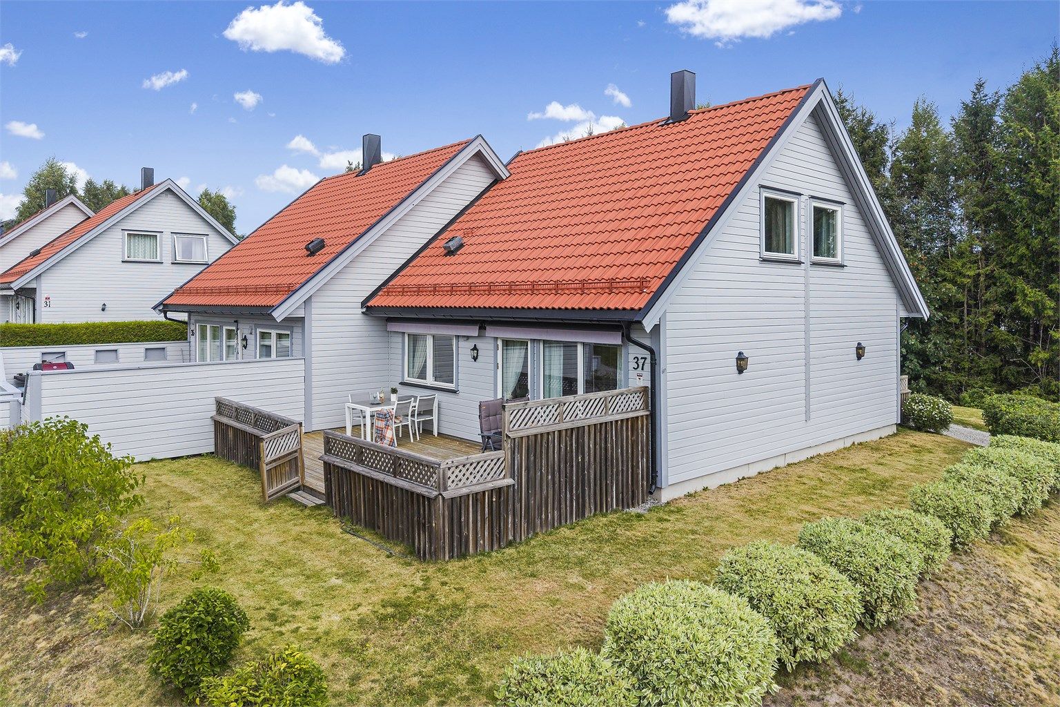 Boligen er en del av en vertikaldelt tomannsbolig oppført i 2005.