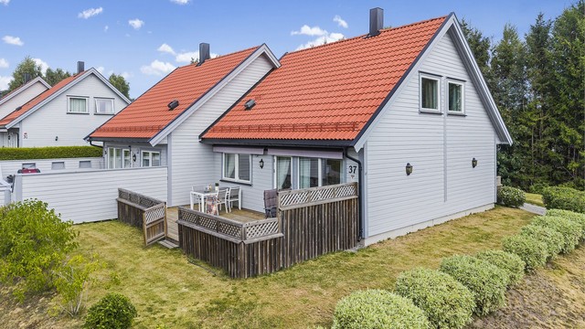 Boligen er en del av en vertikaldelt tomannsbolig oppført i 2005.