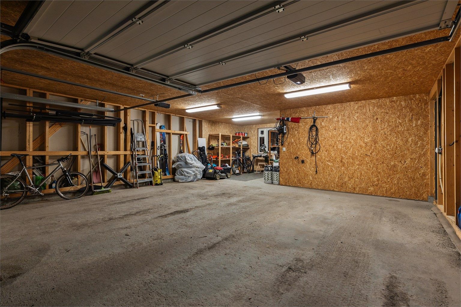 Dobbelgarasjen med god plass til to biler, sykler og annet utstyr.