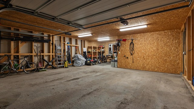 Dobbelgarasjen med god plass til to biler, sykler og annet utstyr.