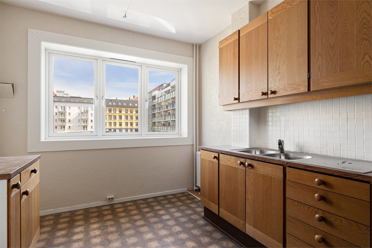 På kjøkkenet er det plass til et koselig frokostbord foran vinduet