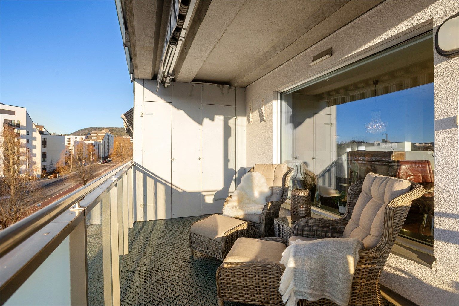 Balkongen har god plass til sittegruppe og gassgrill - markise og balkongbod 