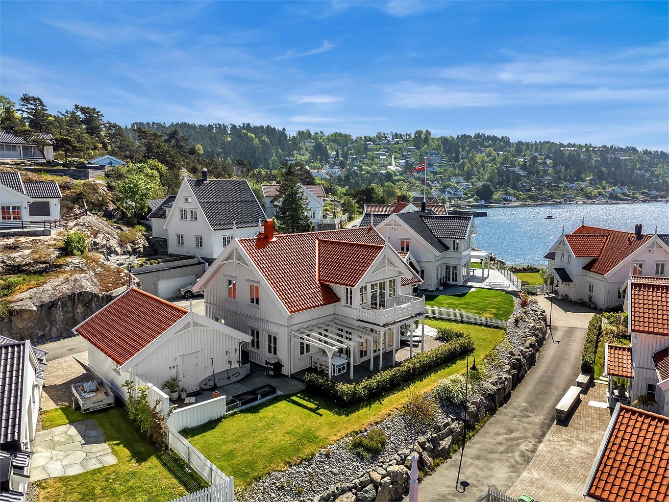 Med havet som nærmeste nabo i rolig blindvei. Du har tilgang til privat sandstrand og båtplass rett ved
