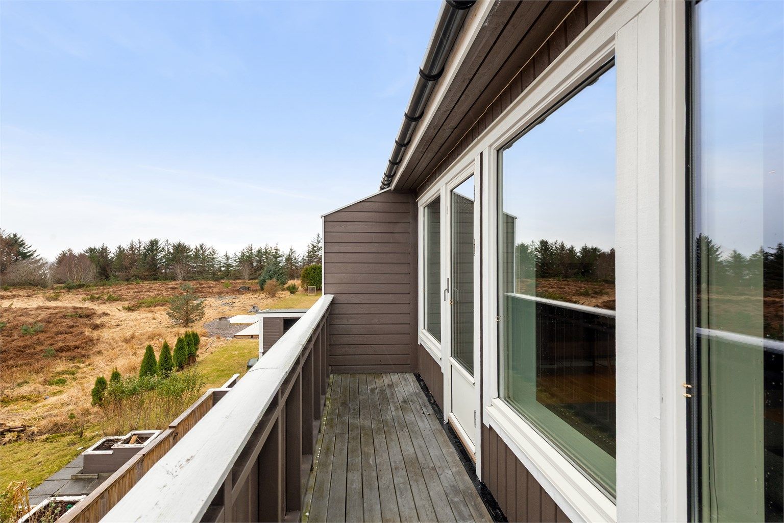 Fra stuen er det direkte utgang til sydvendt balkong på ca 6m². Her er det plass til en liten sittegruppe hvor man kan nyte utsikten over nærområdet.