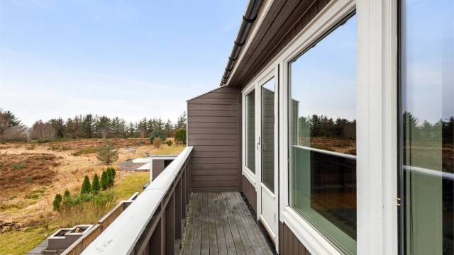 Fra stuen er det direkte utgang til sydvendt balkong på ca 6m². Her er det plass til en liten sittegruppe hvor man kan nyte utsikten over nærområdet.