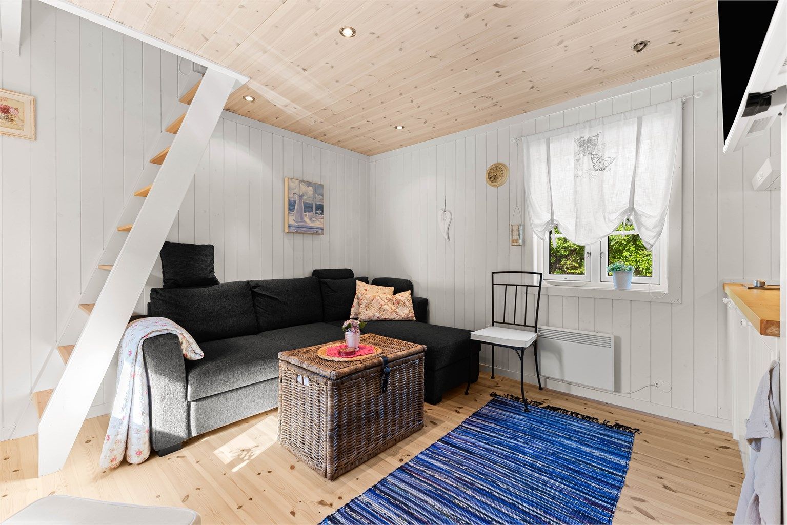 Stue/soverom i anneks med hems