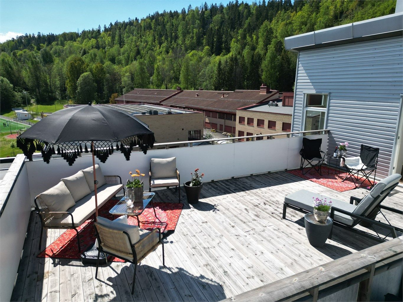 Leiligheten har en nydelig takterrasse hvor du kan du nyte late dager