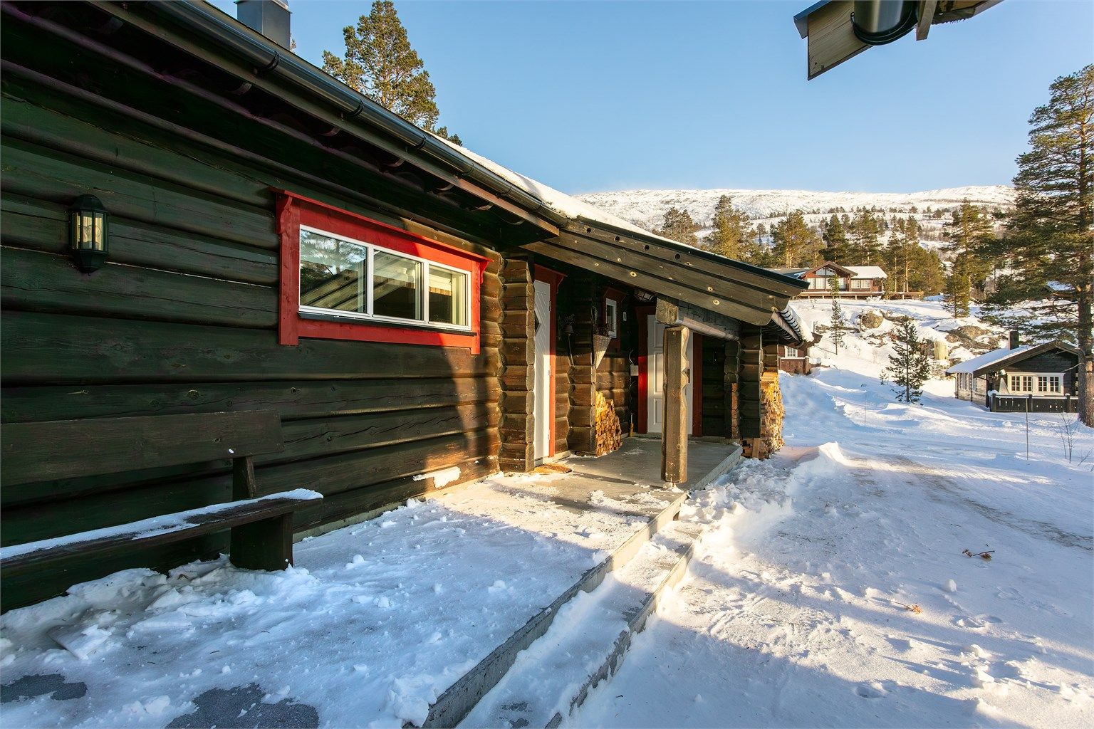 Overbygd inngangsparti og utebod til hytten