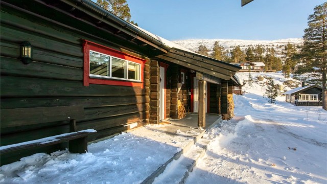 Overbygd inngangsparti og utebod til hytten