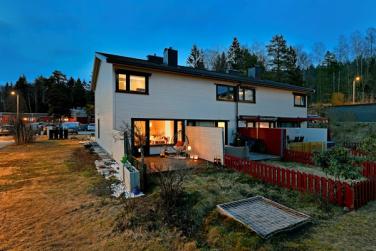 Velkommen til Odins vei 28A - enderekkehus med god intern beliggenhet - utgang til solrik uteplass og hage fra stue