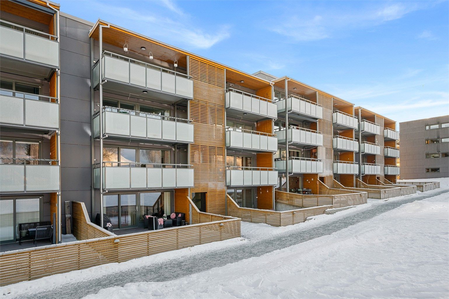 Terrassen vil på sommerstid oppleves som en fin forlengelse av stuen. Selger opplyser om solgang fra ca. kl. 11:00/12:00 til kveld på sommerstid.
