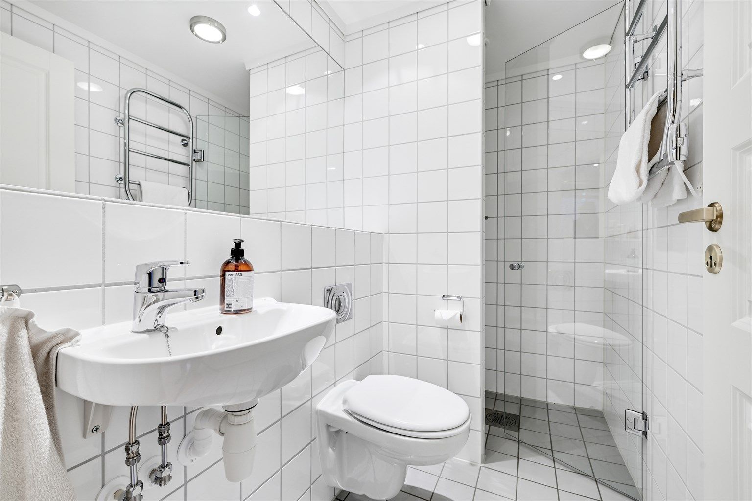 Det ene badet er Innredet med dusjnisje m/glassdør, servant og vegghengt klosett