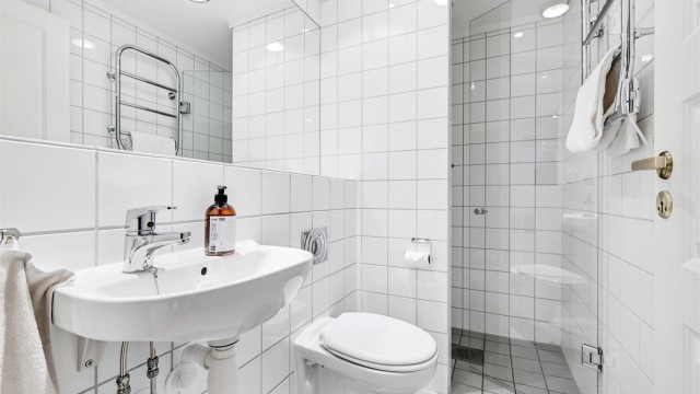 Det ene badet er Innredet med dusjnisje m/glassdør, servant og vegghengt klosett