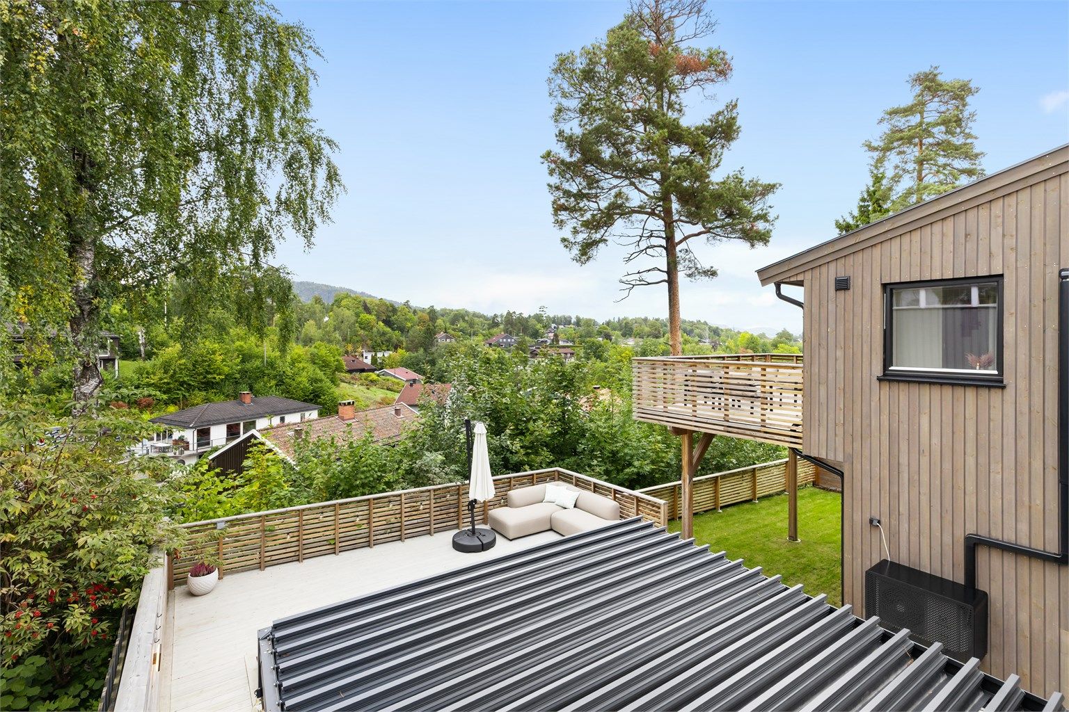 Terrassen leder videre ned til nedre del av eiendommen via en trapp