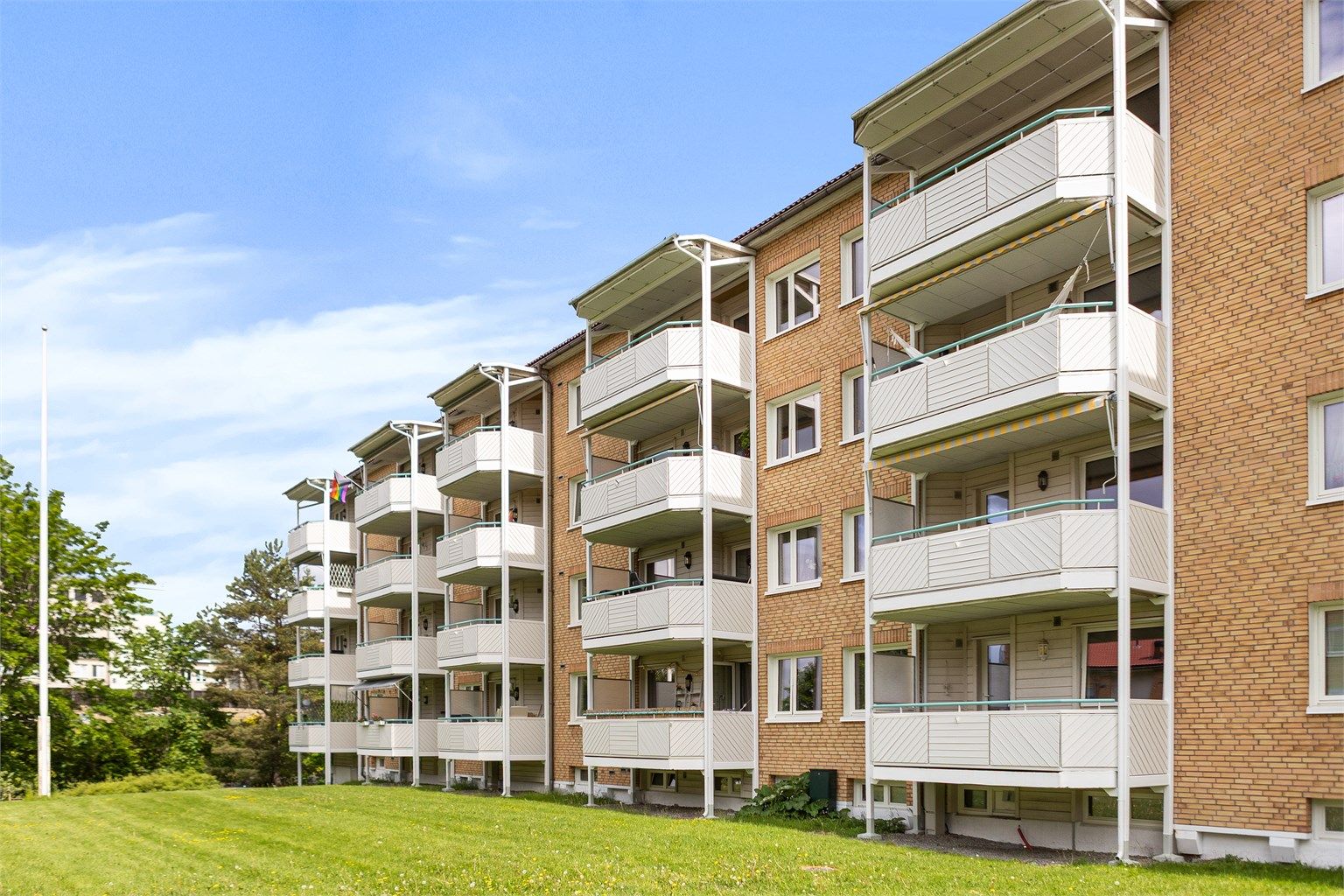Bygget er fra 1958 med yttervegger av betong- og murkonstruksjoner, kledd med panel og synlig murverk.