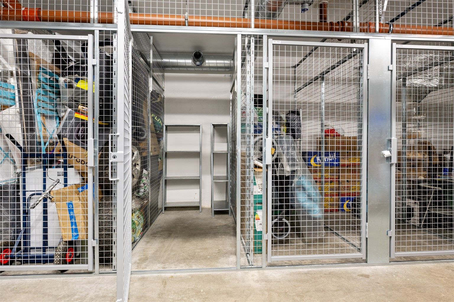 En praktisk bod på 3 m² i kjelleren gir god lagringsplass.