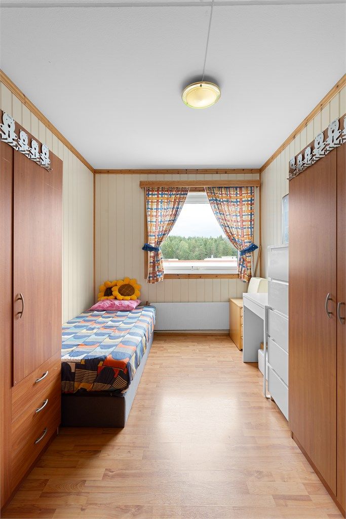 Soverom 2 med laminat på gulv, malt panel på vegger og malt himling