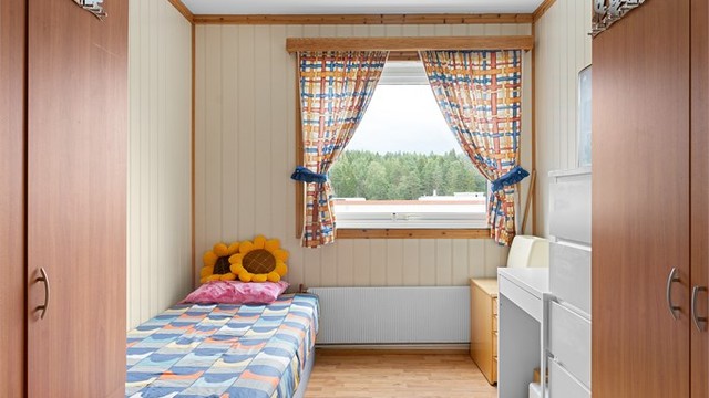 Soverom 2 med laminat på gulv, malt panel på vegger og malt himling