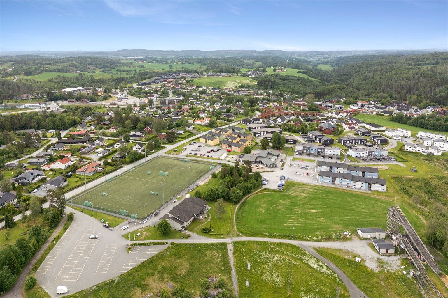 Tomter idrettspark ligger i gangavstand og byr på varierte aktiviteter.