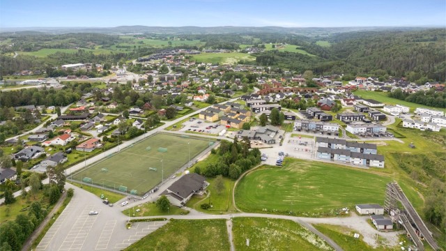 Tomter idrettspark ligger i gangavstand og byr på varierte aktiviteter.