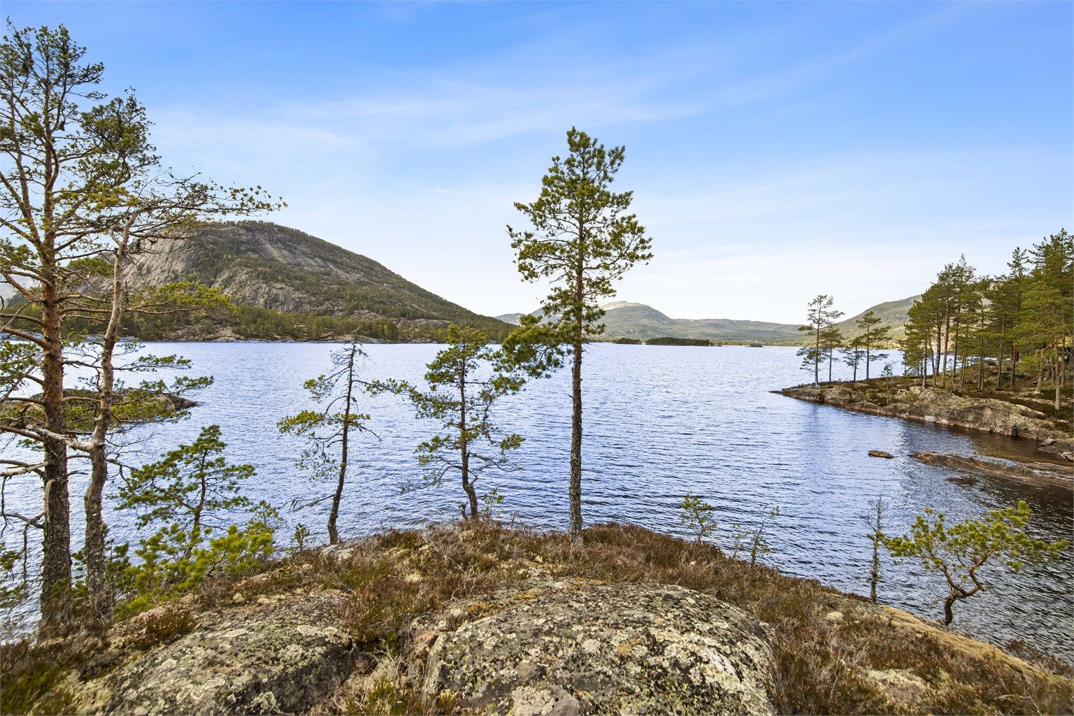Panoramautsikt over Nisser og fjellene.