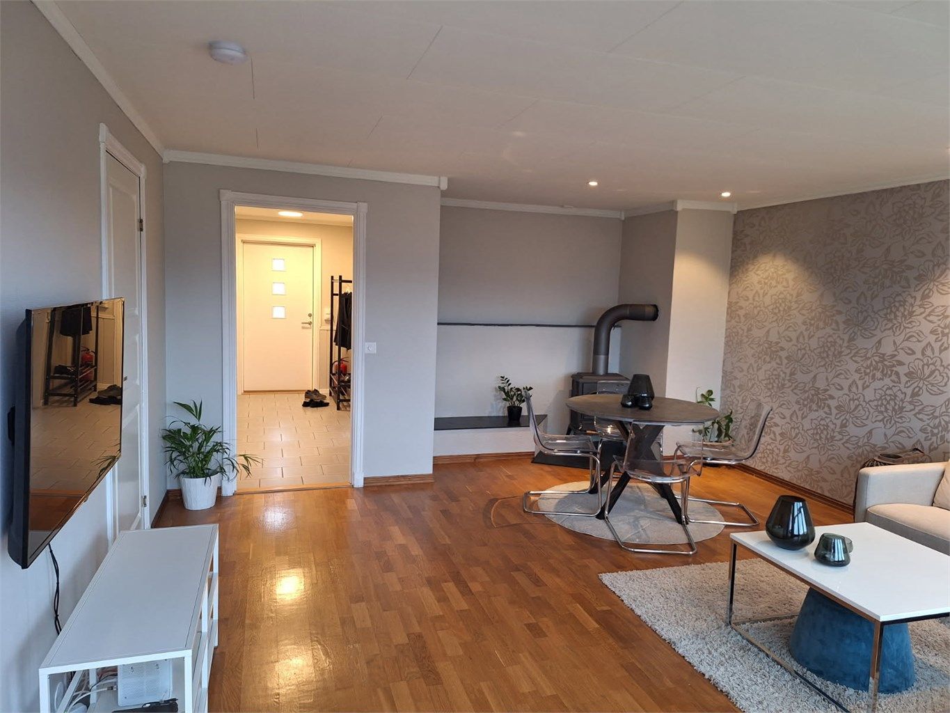 Romslig stue, med plass til sofa gruppe og spisestue