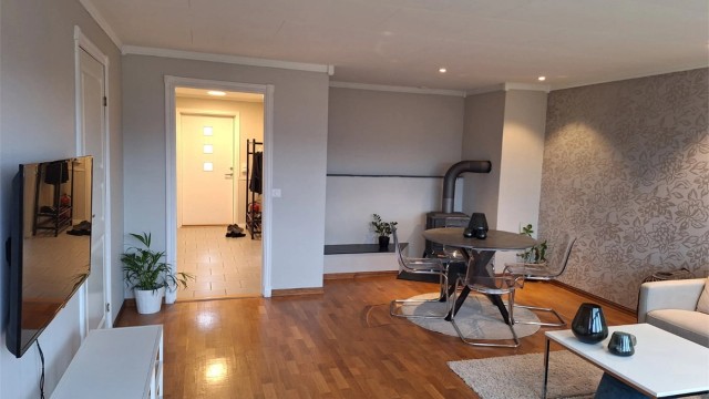 Romslig stue, med plass til sofa gruppe og spisestue