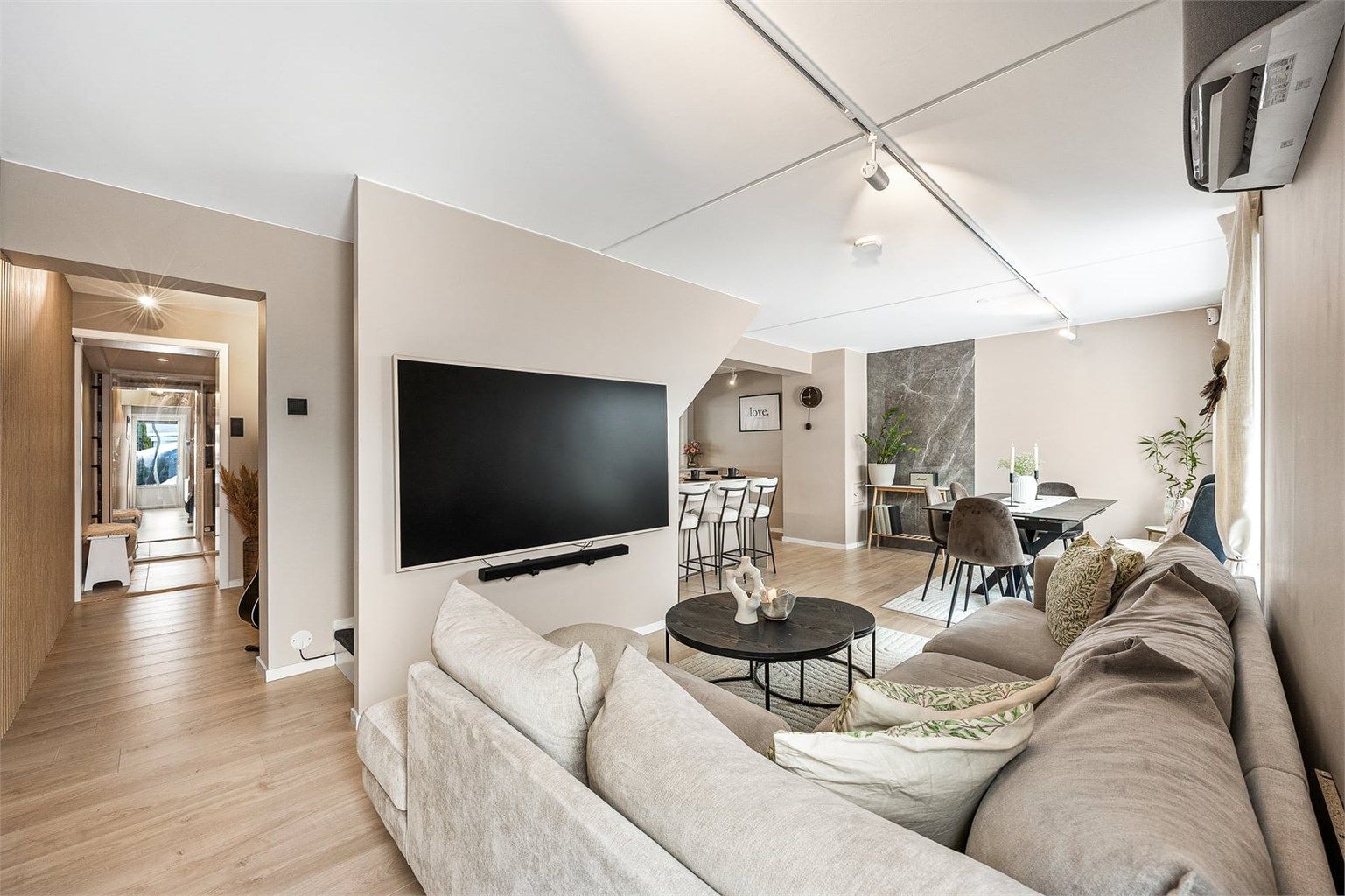 God plass til både sofa med tv-vegg og spisebord i stuen
