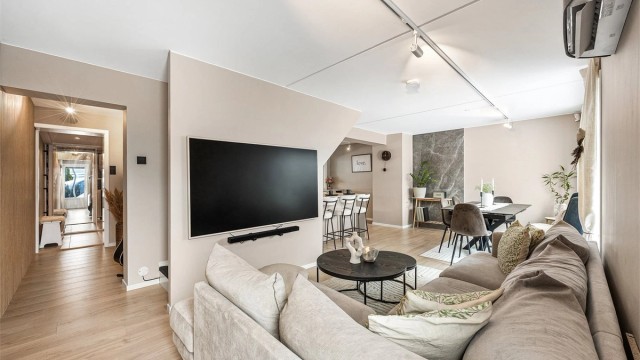 God plass til både sofa med tv-vegg og spisebord i stuen
