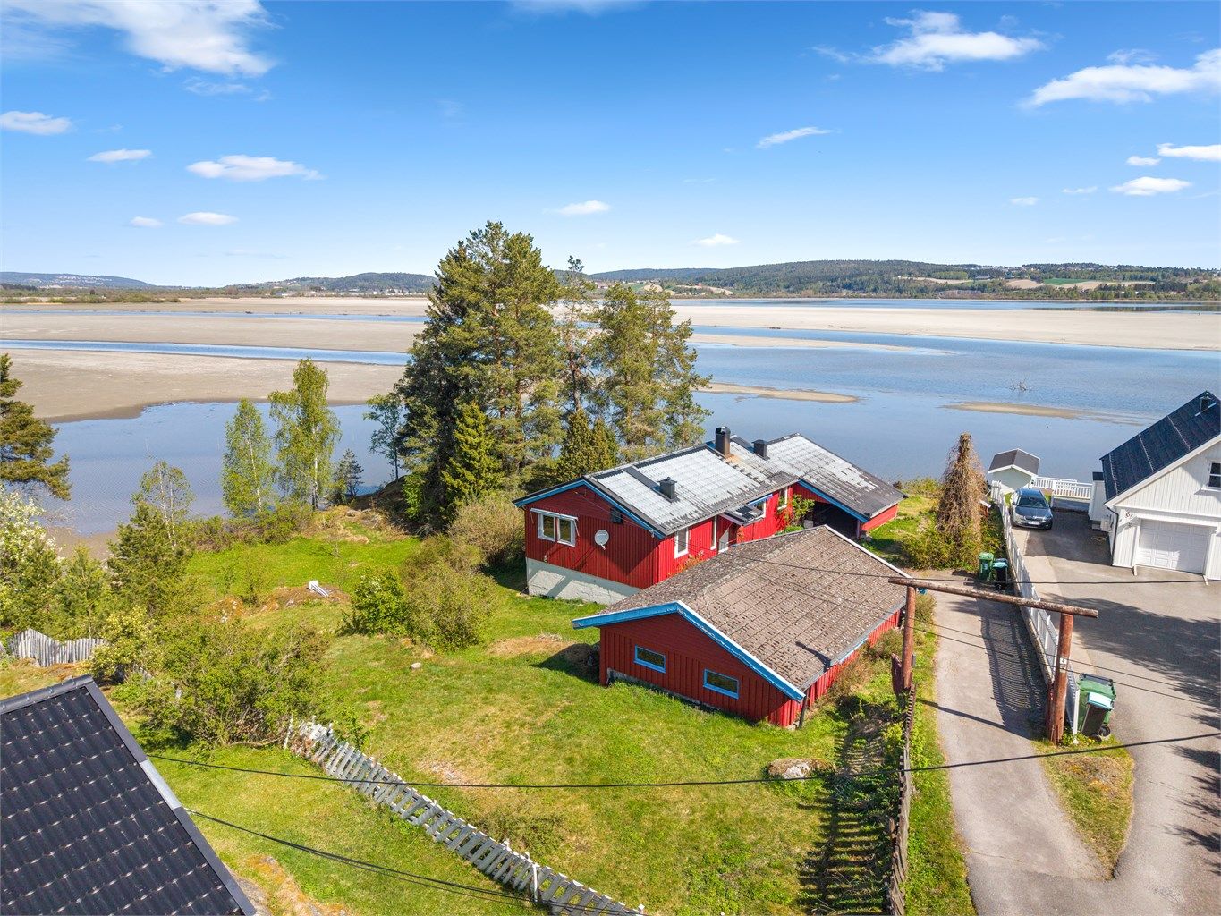 Her får du en sjelden mulighet: en stor tomt på over 2,1 mål som grenser til Øyeren, med en enebolig klar for modernisering.
Foto: [Fotografens navn]