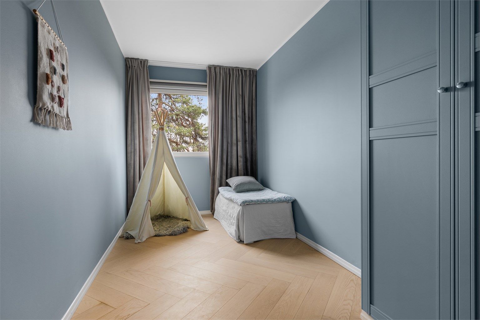 Det tredje soverommet egner seg godt som barnerom, gjesterom eller kontor, alt etter behov.