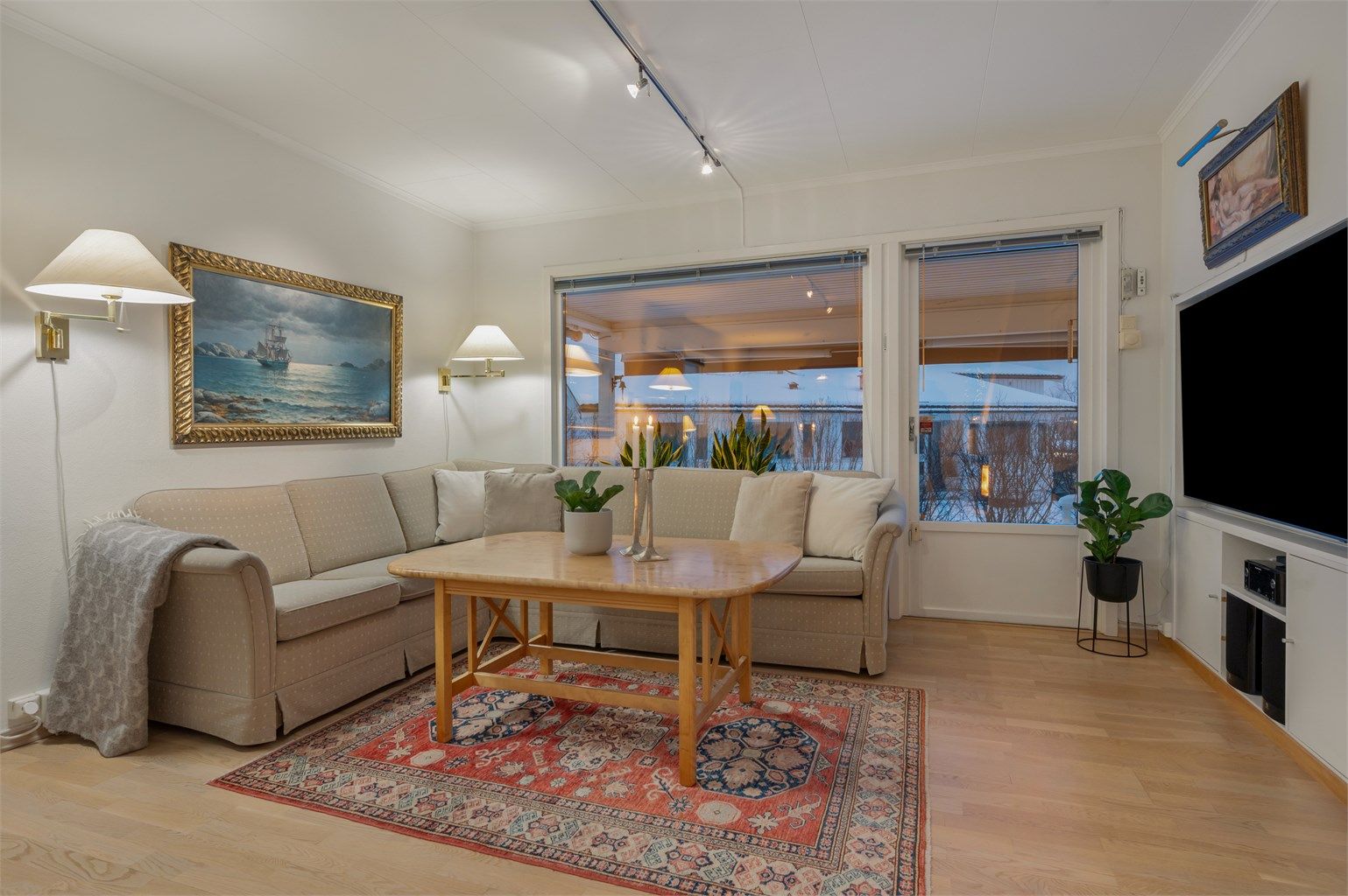 Hyggelig sofahjørne med god plass til stor sofagruppe og tilhørende TV-møblement. 