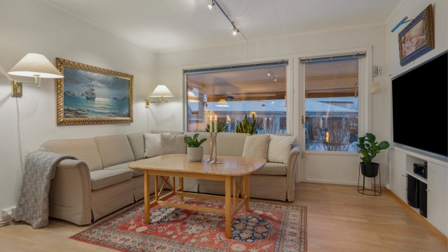 Hyggelig sofahjørne med god plass til stor sofagruppe og tilhørende TV-møblement.