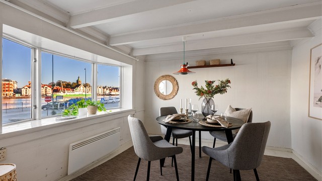 Spisestue med karnappvindu og utsikt rett ut mot Vågen.