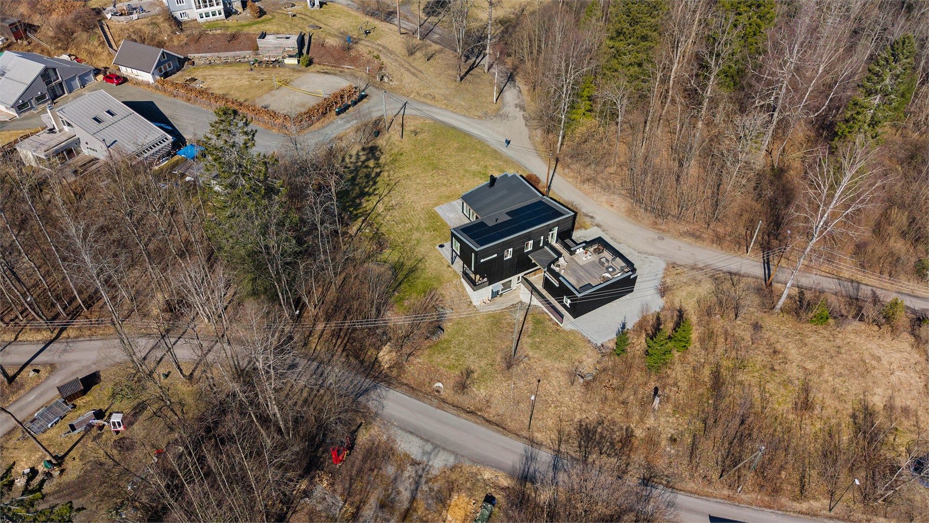 Tomten ligger fint til rundt 2,5 km fra Asker sentrum. Det er kort vei til Semsvannet, Solli og Asker golfbane. Området ligger like ved markagrensen og tilbyr fantastiske friluftsmuligheter både sommer som vinter.