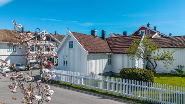 Eiendommen ligger idyllisk til i Åsgårdstrands sjarmerende gater - ved Thaulows plass.