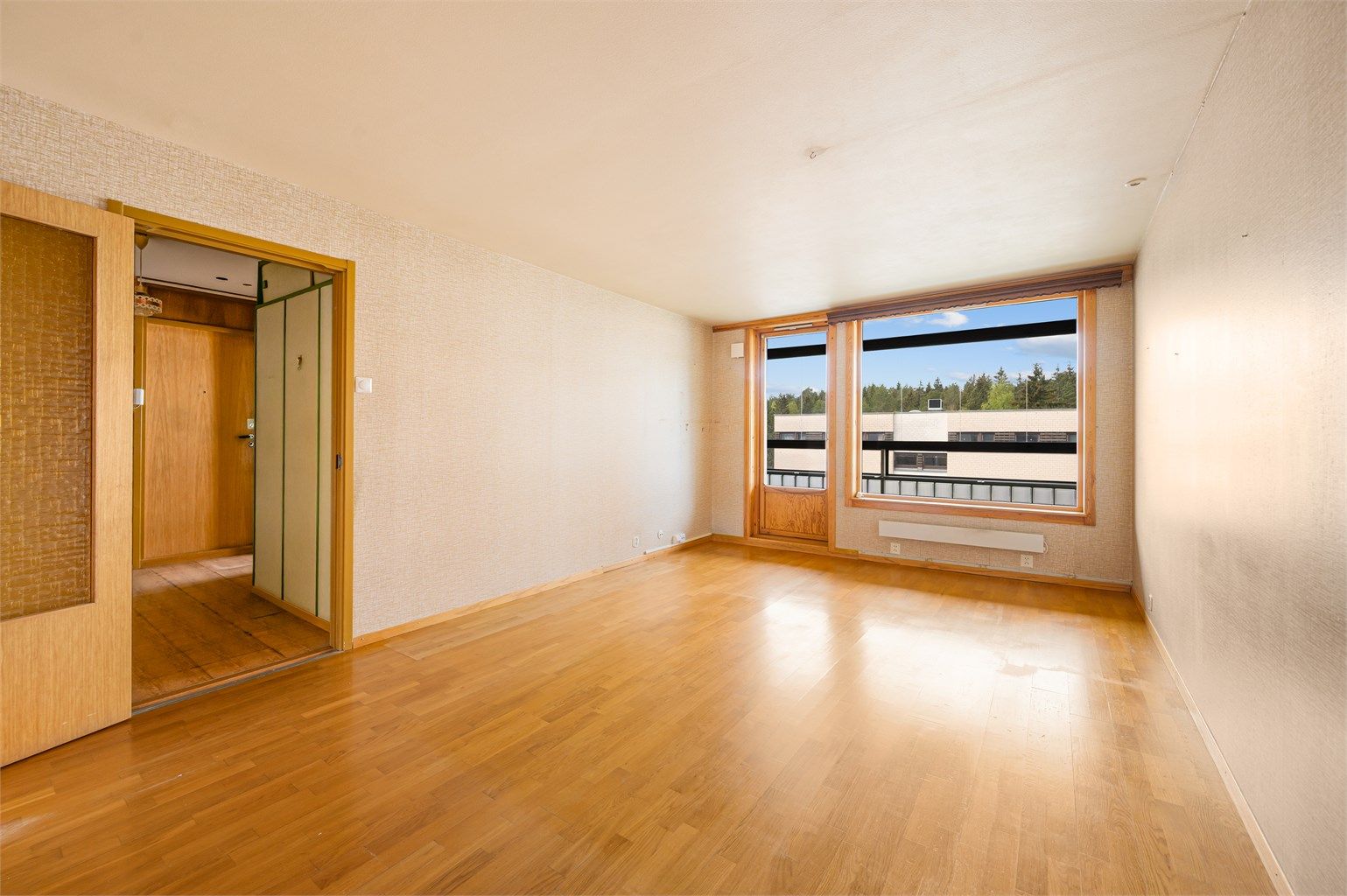 Romslig stue med plass for sofa, tilhørende salongbord, tv-seksjon og større spisebord hvor venner og familie kan samles. 