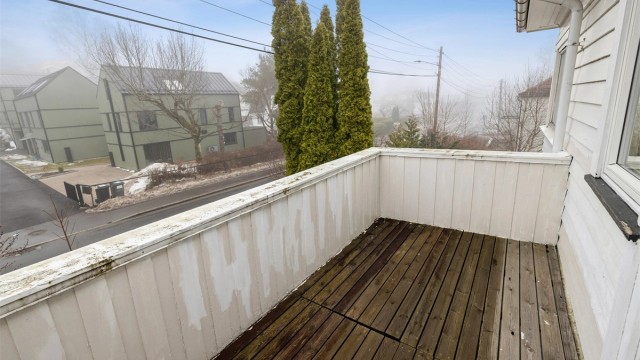 Sydvendt balkong på ca. 7 m² med tremmegulv og plass til en sittegruppe.