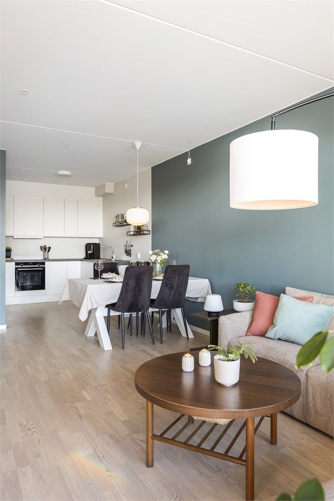 Det er malte, slette flater i himling og på vegger.