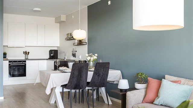 Det er malte, slette flater i himling og på vegger.