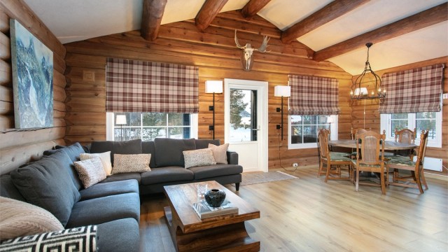 Stor åpen stue og kjøkkenløsning med god takhøyde