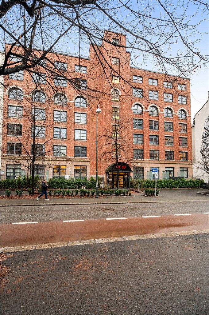 Fasade fra gaten. Leiligheten ligger fint til på andre siden i dette historiske bygget, som er godt vedlikeholdt.