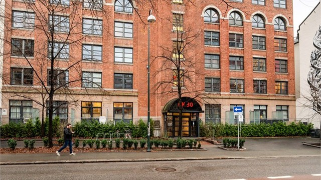 Fasade fra gaten. Leiligheten ligger fint til på andre siden i dette historiske bygget, som er godt vedlikeholdt.