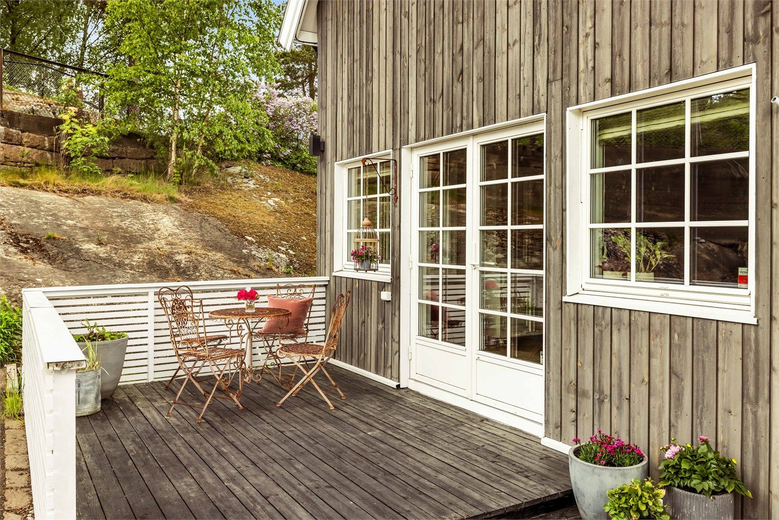 Terrassen er på 11 kvm med terrassebord og gode muligheter for møblering. Her er det plass til en mindre sittegruppe, perfekt for morgenkaffen eller hyggelige måltider utendørs.